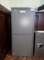 Металлический шкаф и офисный сейф