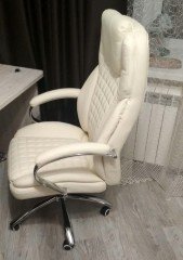 Белое компьютерное кресло для кабинета